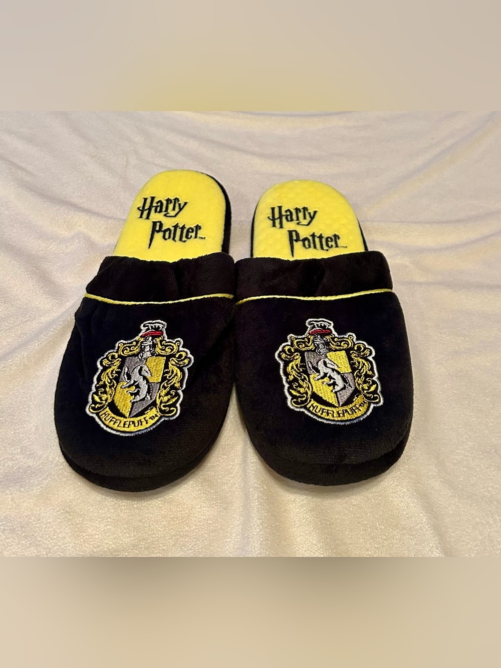 Harry Potter Hufflepuff Mens Slippers - Black & Yellow Sz M/L
